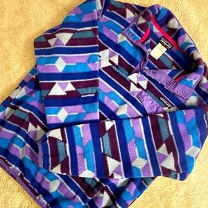 Patagonia pullover fleece in bright fun purple and blue pattern. Women’s L